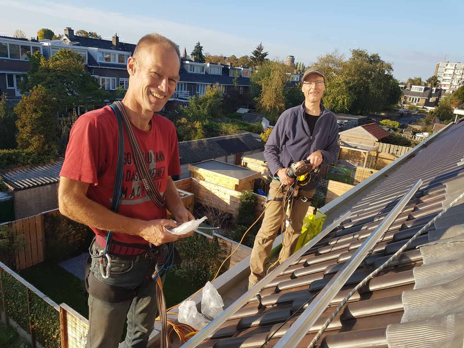 Installeren van zonnepanelen op een schuindak